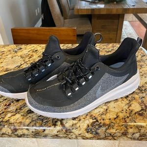 Women’s black nikes